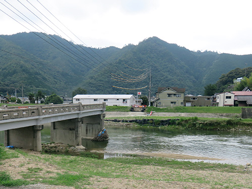 崩落した鳥声橋。現在も片側だけが残された状態。