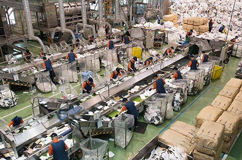 関東リサイクル工場での使用済み食品トレー選別作業。