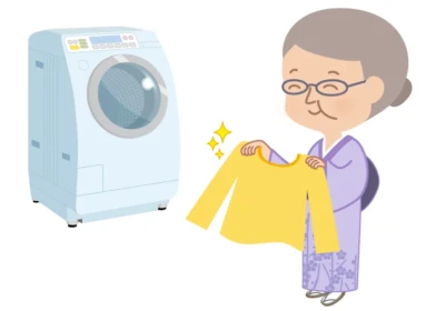 洗濯機に新品の服を入れるおばあちゃん